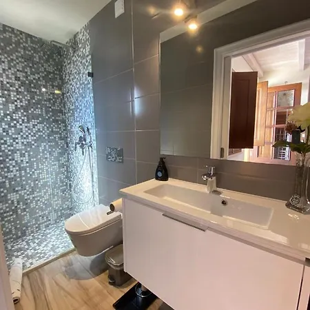 Center House לאגוּ‏ש